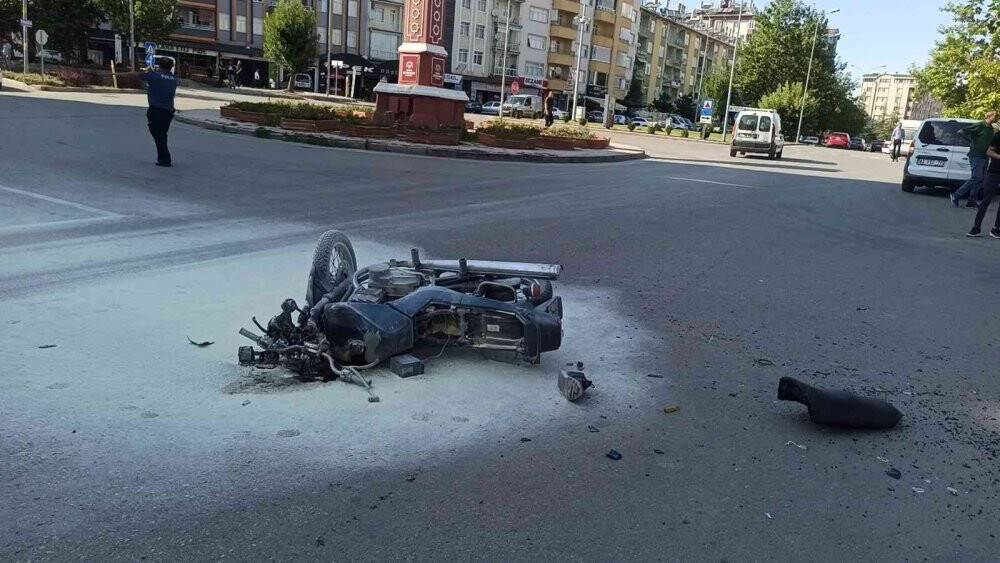 Konya'da kaza yapan motosiklet alev aldı