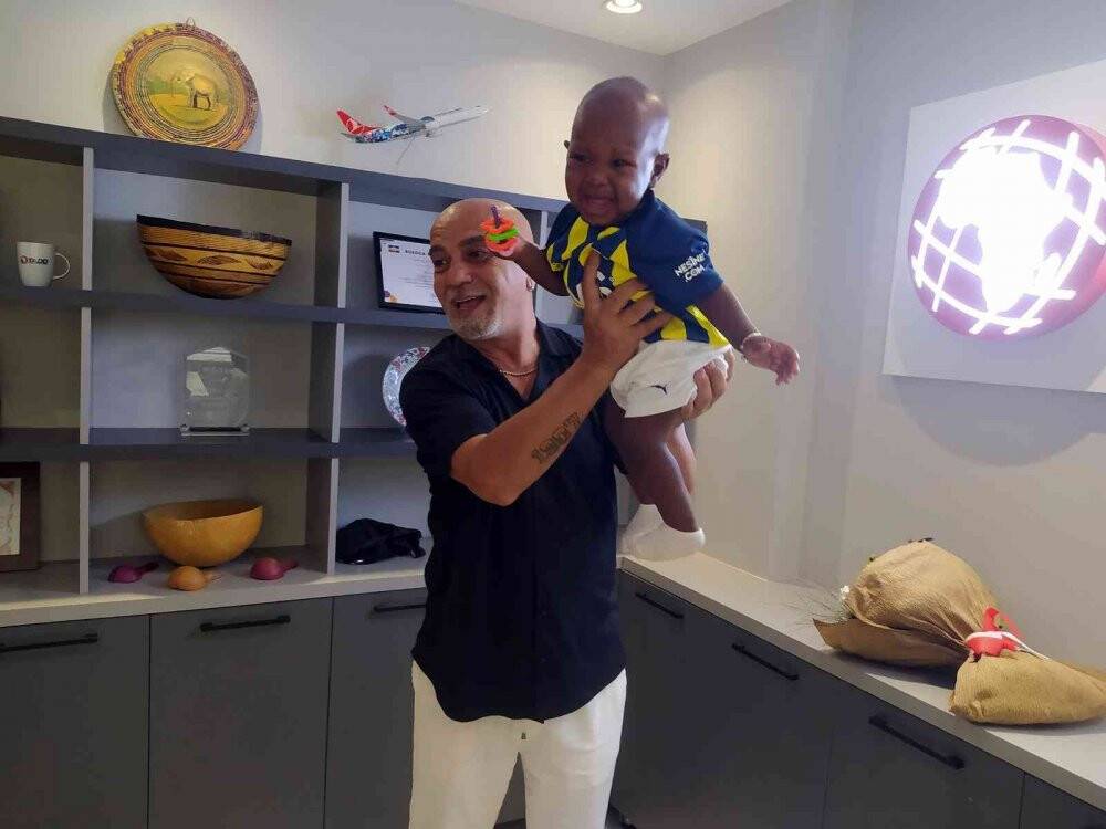 Marmaray’da Afrikalı bebeği sevdi, sosyal medyada gündem oldu, aileyle buluştu