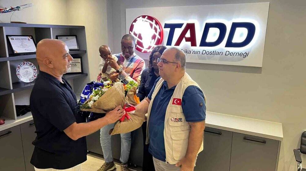 Marmaray’da Afrikalı bebeği sevdi, sosyal medyada gündem oldu, aileyle buluştu