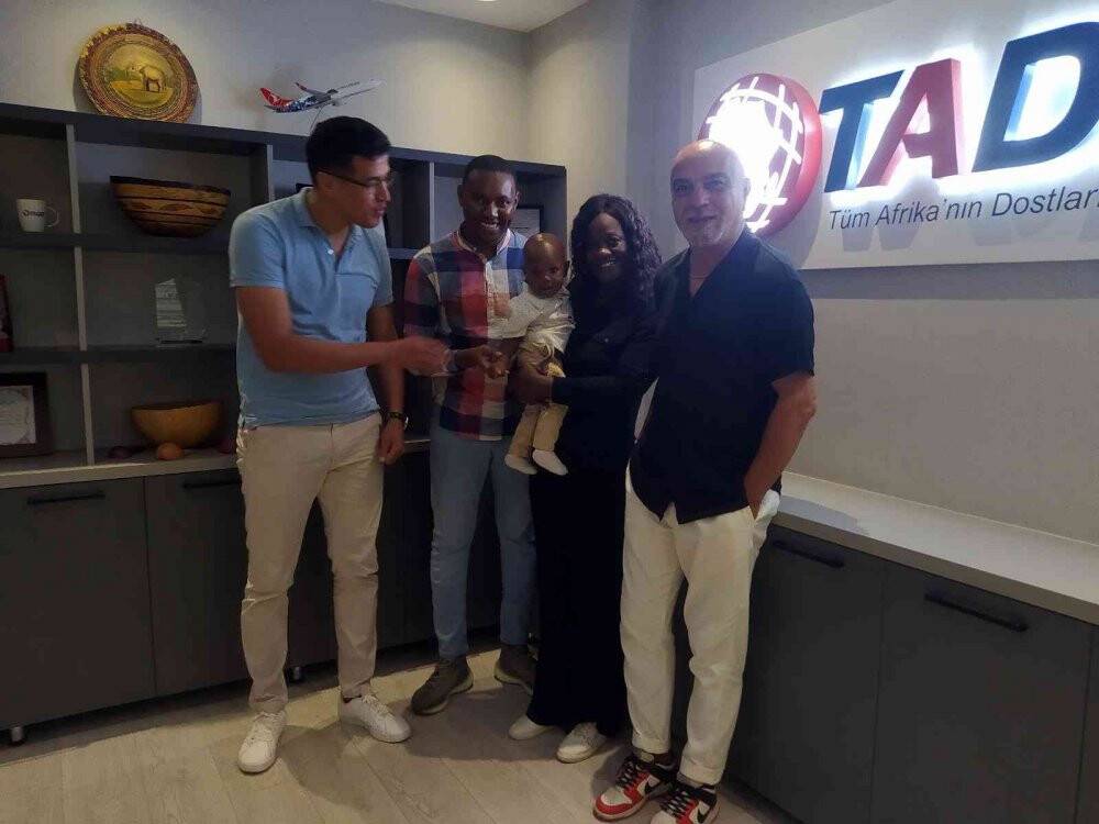 Marmaray’da Afrikalı bebeği sevdi, sosyal medyada gündem oldu, aileyle buluştu