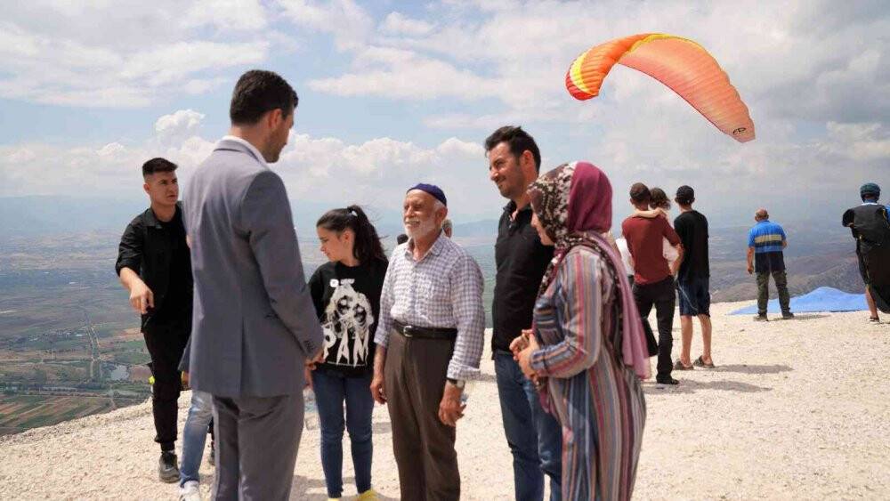 Yamaç paraşütü yarışları renkli görüntülere sahne oldu