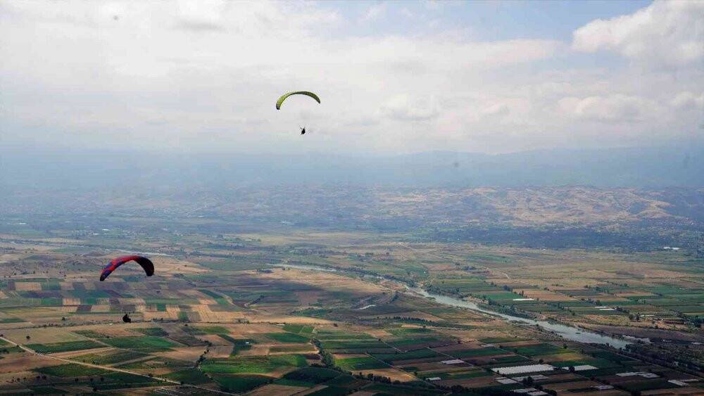 Yamaç paraşütü yarışları renkli görüntülere sahne oldu