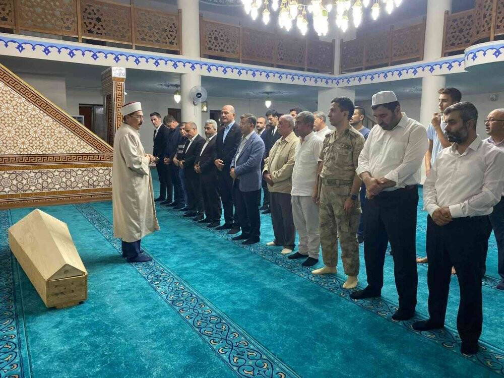 Bakan Soylu, Derik’teki kazada hayatını kaybedenlerin cenaze törenine katıldı