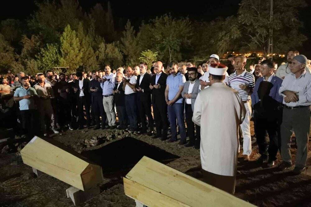 Bakan Soylu, Derik’teki kazada hayatını kaybedenlerin cenaze törenine katıldı