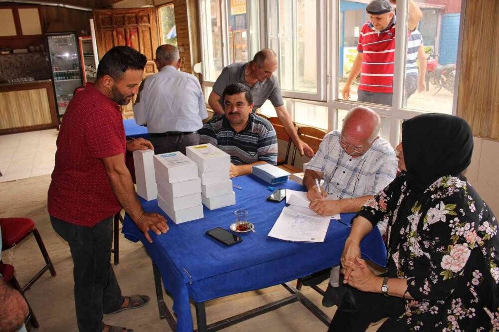 Çiftçiye 10 bin adet yapışkan tuzak dağıtıldı