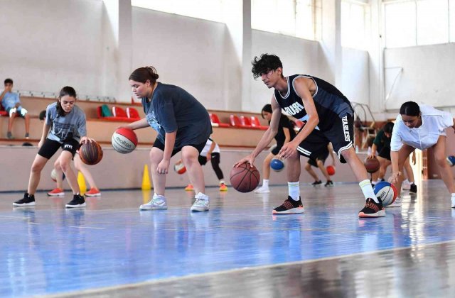 Mersin’de ücretsiz basketbol kursu ile gençler yeteneklerini keşfediyor