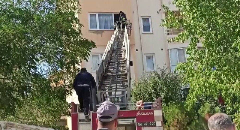 Oturduğu evi yakmaya kalkıştı!