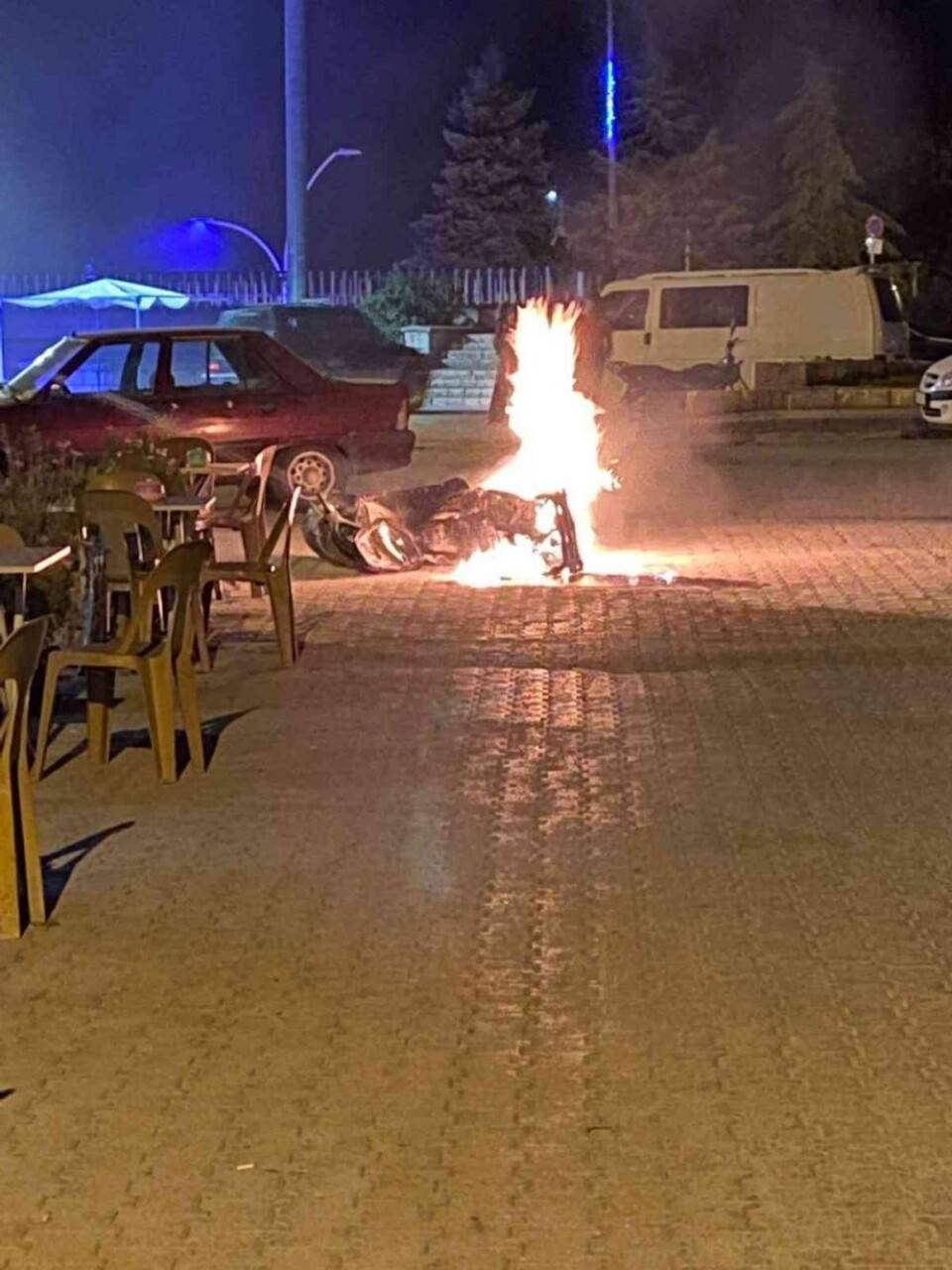 Seyir halindeki motosiklet alev aldı