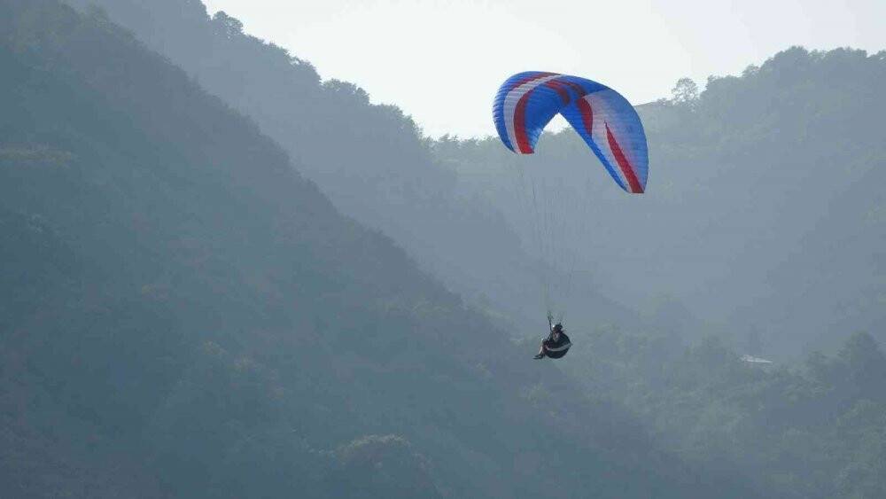 Yamaç paraşütü kumsala düştü: 2 yaralı