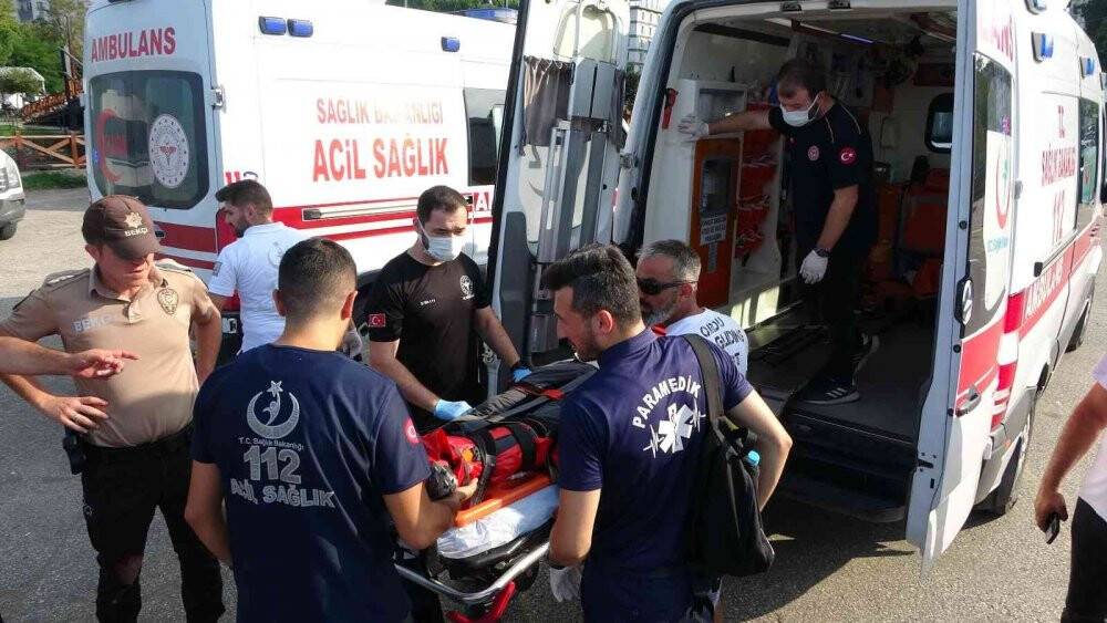 Yamaç paraşütü kumsala düştü: 2 yaralı