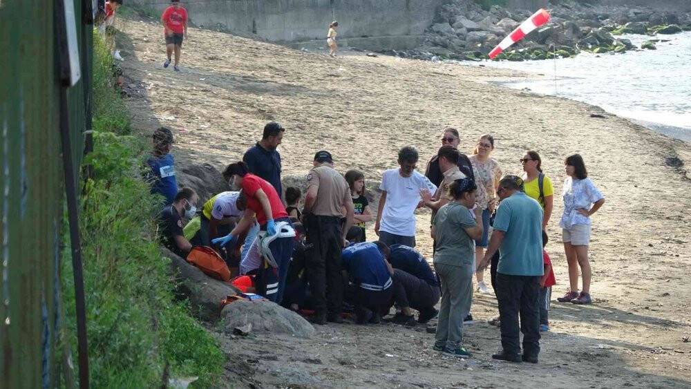 Yamaç paraşütü kumsala düştü: 2 yaralı