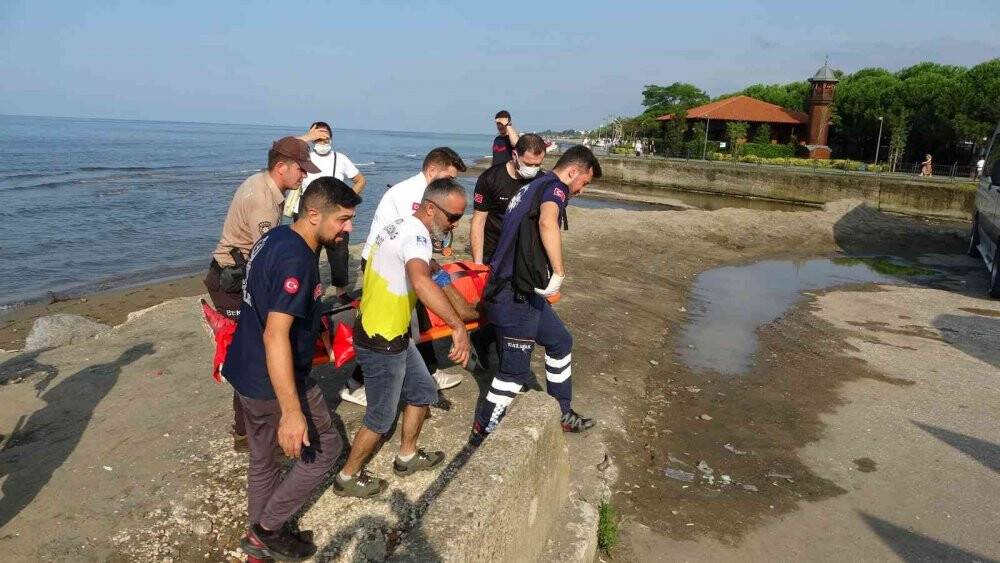 Yamaç paraşütü kumsala düştü: 2 yaralı