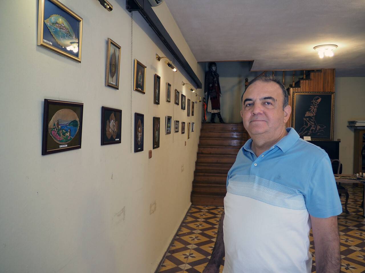 aa-20220822-28703208-28703200-kuruttugu-yapraklari-sanat-eserine-donusturuyor.jpg