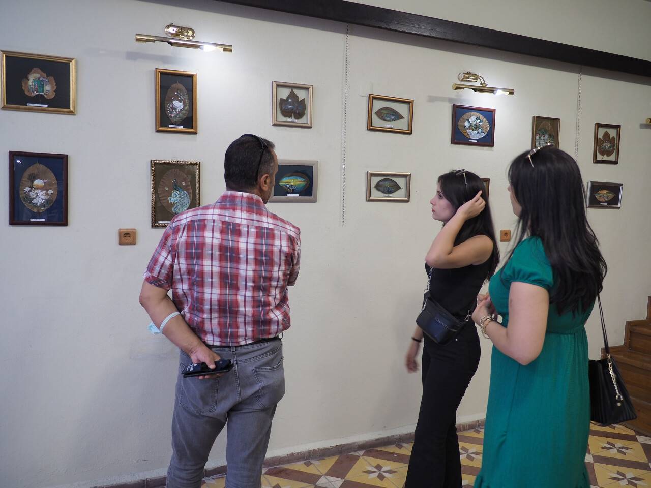 aa-20220822-28703208-28703206-kuruttugu-yapraklari-sanat-eserine-donusturuyor.jpg