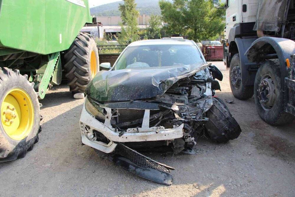 Amasya’da tarım işçilerini taşıyan minibüsle otomobil çarpıştı: 20 yaralı