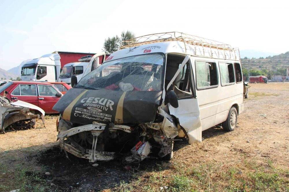 Amasya’da tarım işçilerini taşıyan minibüsle otomobil çarpıştı: 20 yaralı