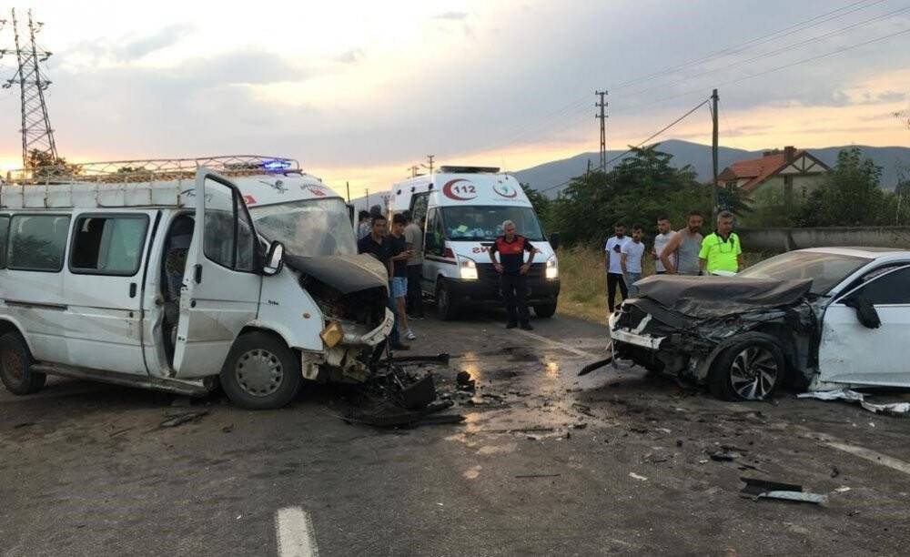 Amasya’da tarım işçilerini taşıyan minibüsle otomobil çarpıştı: 20 yaralı