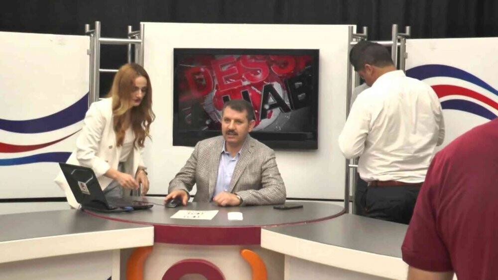 Kamera karışına geçen Vali haberleri sundu