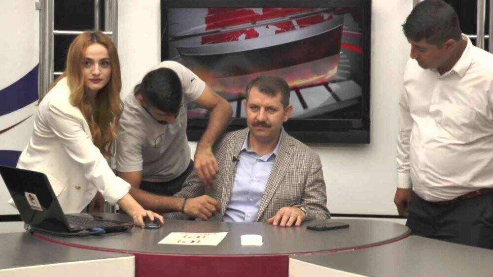 Kamera karışına geçen Vali haberleri sundu