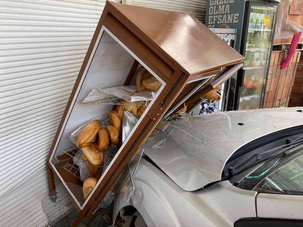 Kaza yapan otomobil markete daldı