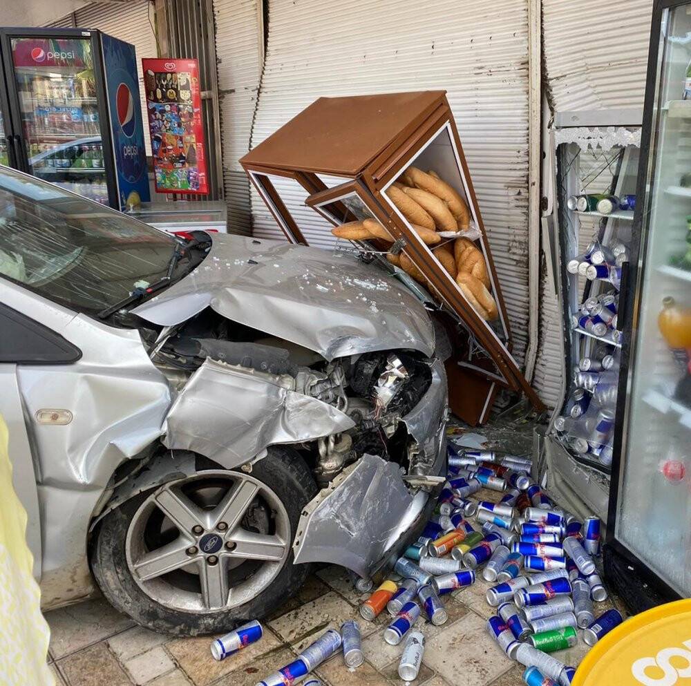 Kaza yapan otomobil markete daldı