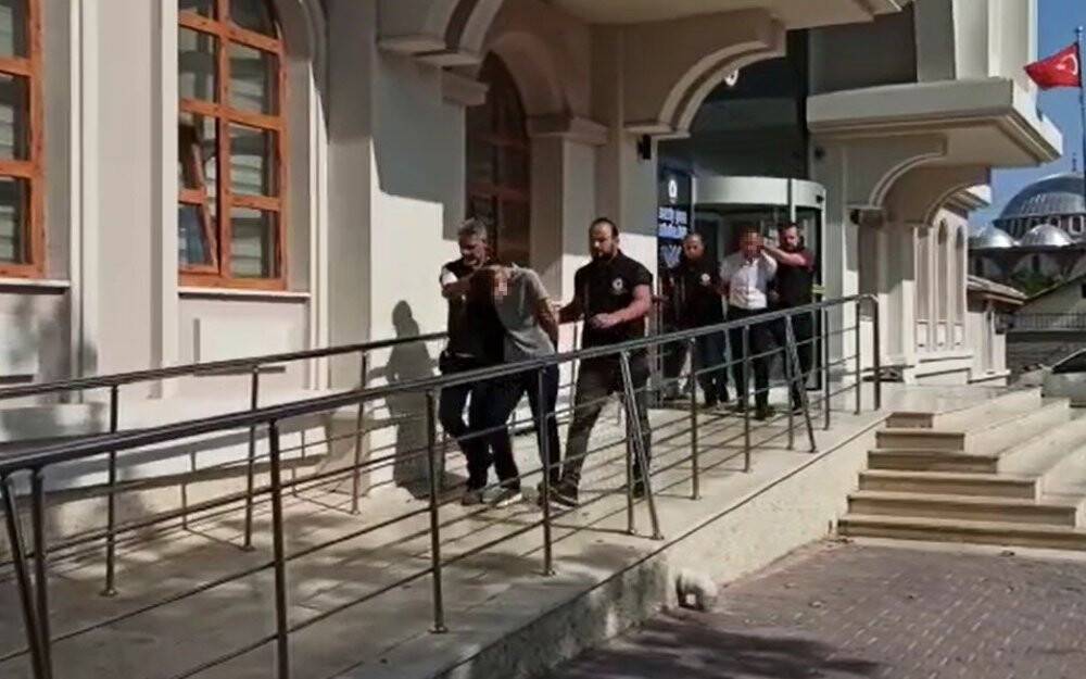 Konya'da eğlence merkezi önündeki cinayetin şüphelilerini kırmızı araçları yakalattı