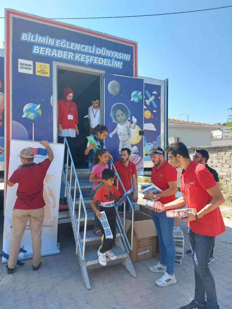 Mevsimlik işçilerin çocukları Bilim Tırı’yla tanıştı