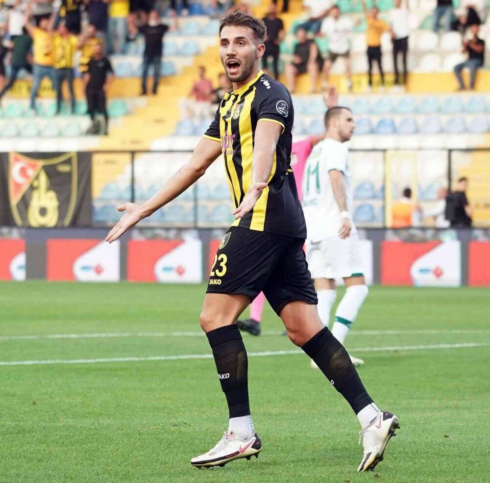 Spor Toto Süper Lig: İstanbulspor: 0 - Konyaspor: 2 (İlk yarı)