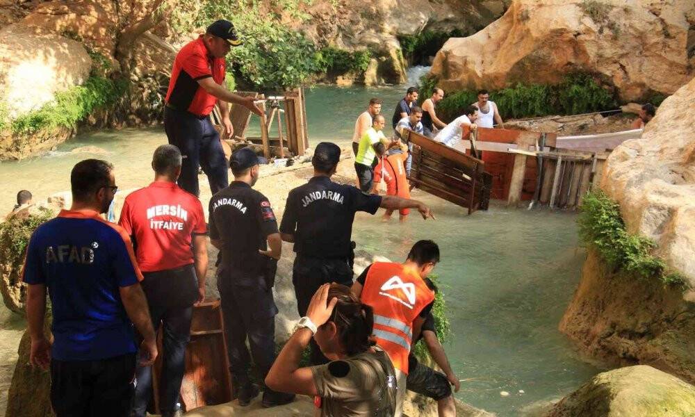 Vadideki suyun altında devasa kayaya sıkışıp ölen çocuğu kurtarma çalışması sürüyor