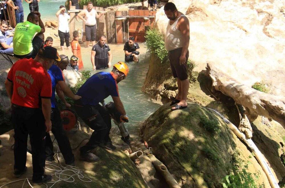 Vadideki suyun altında devasa kayaya sıkışıp ölen çocuğu kurtarma çalışması sürüyor