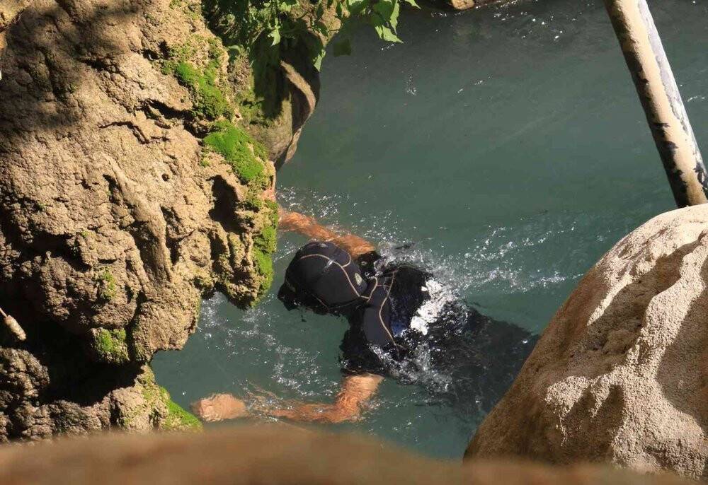 Vadideki suyun altında devasa kayaya sıkışıp ölen çocuğu kurtarma çalışması sürüyor