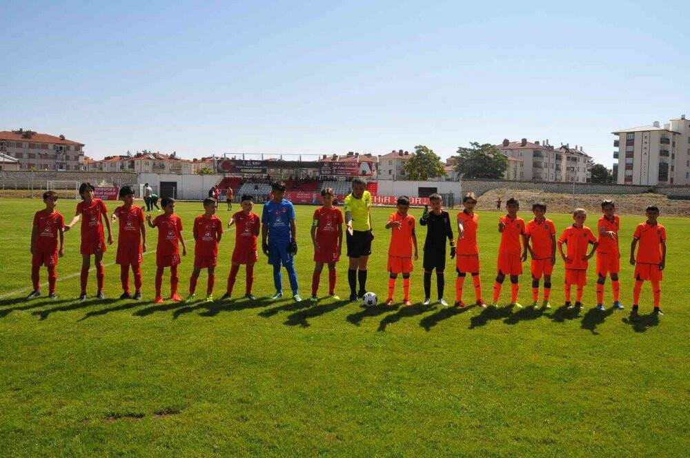 Akşehir Onur Günü U12 Futbol Turnuvası, çekişmeli maçlara sahne oluyor