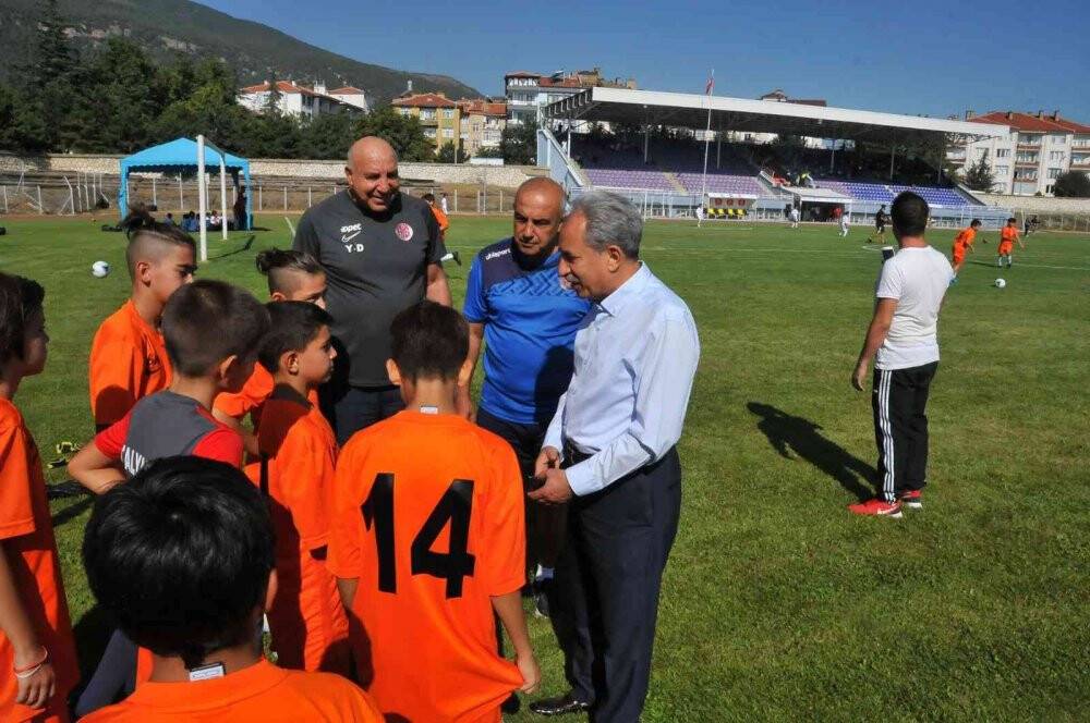 Akşehir Onur Günü U12 Futbol Turnuvası, çekişmeli maçlara sahne oluyor
