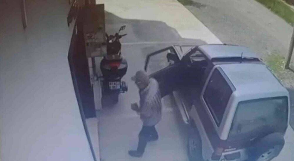 El frenini çekmeyi unuttuğu araç sulama kanalına düştü