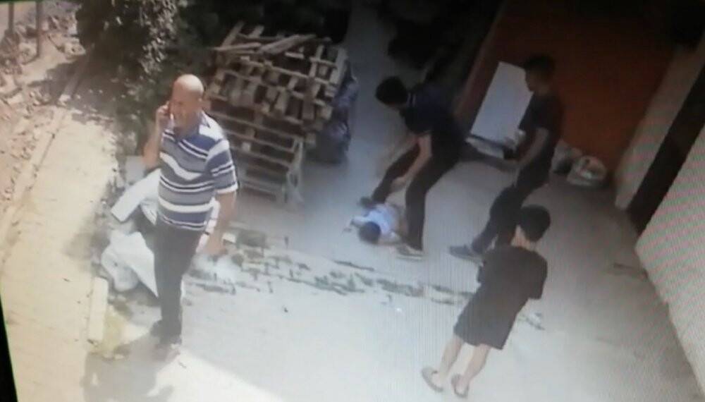 İstanbul’da dehşet anları kamerada: Balkondan düşen çocuğunu kucağında taşıdı