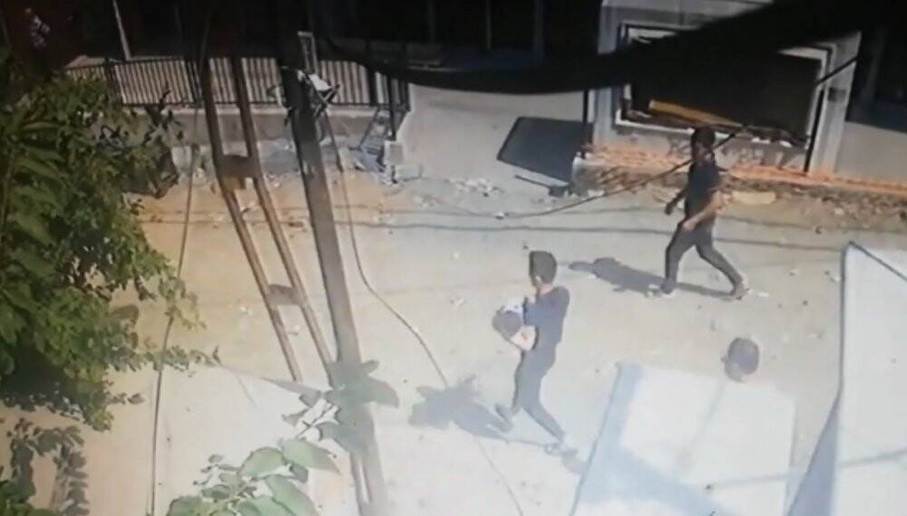 İstanbul’da dehşet anları kamerada: Balkondan düşen çocuğunu kucağında taşıdı