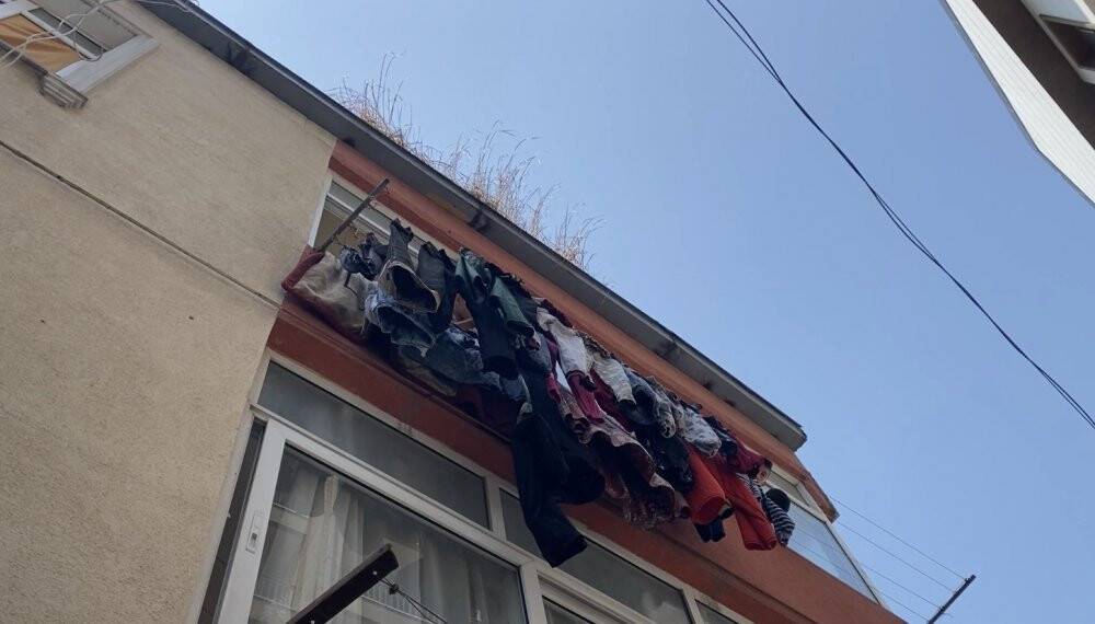 İstanbul’da dehşet anları kamerada: Balkondan düşen çocuğunu kucağında taşıdı