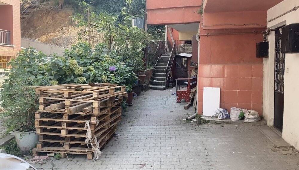 İstanbul’da dehşet anları kamerada: Balkondan düşen çocuğunu kucağında taşıdı