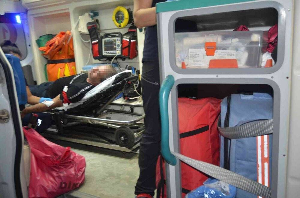 Küfür yüzünden çıkan kavgada birbirlerini yaraladılar