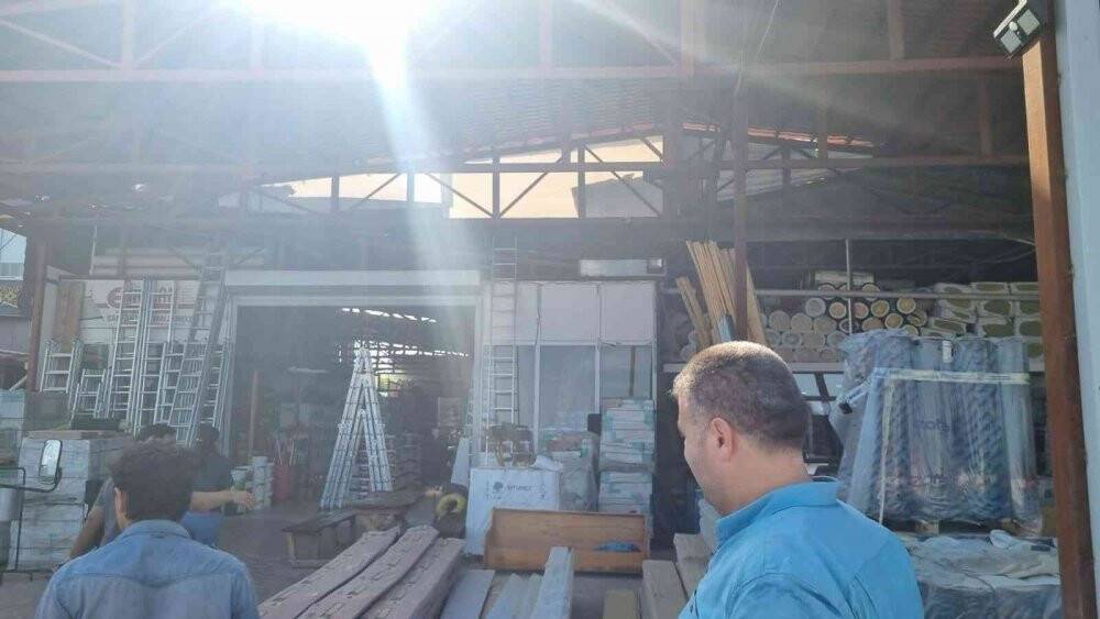 Seyir halindeki araçtan iş yeri kurşunladı