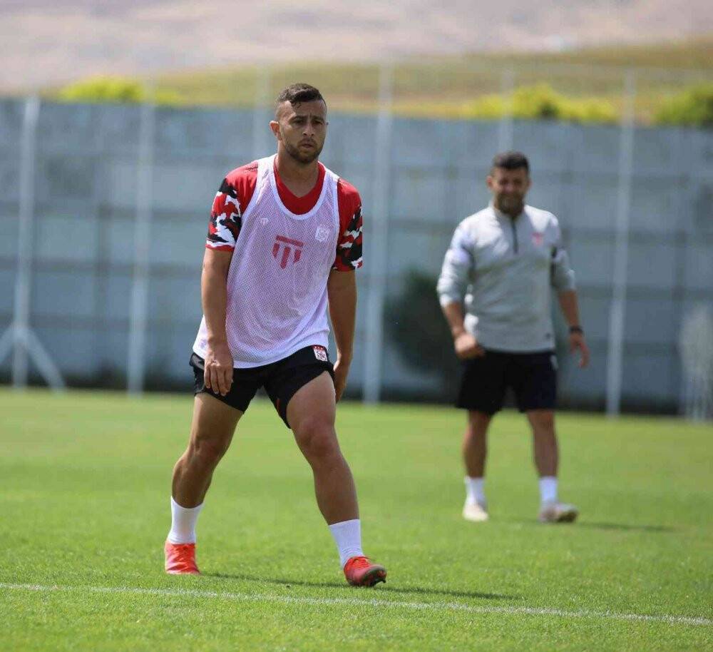 Sivasspor’un yeni transferi Dia Saba ilk idmanına çıktı