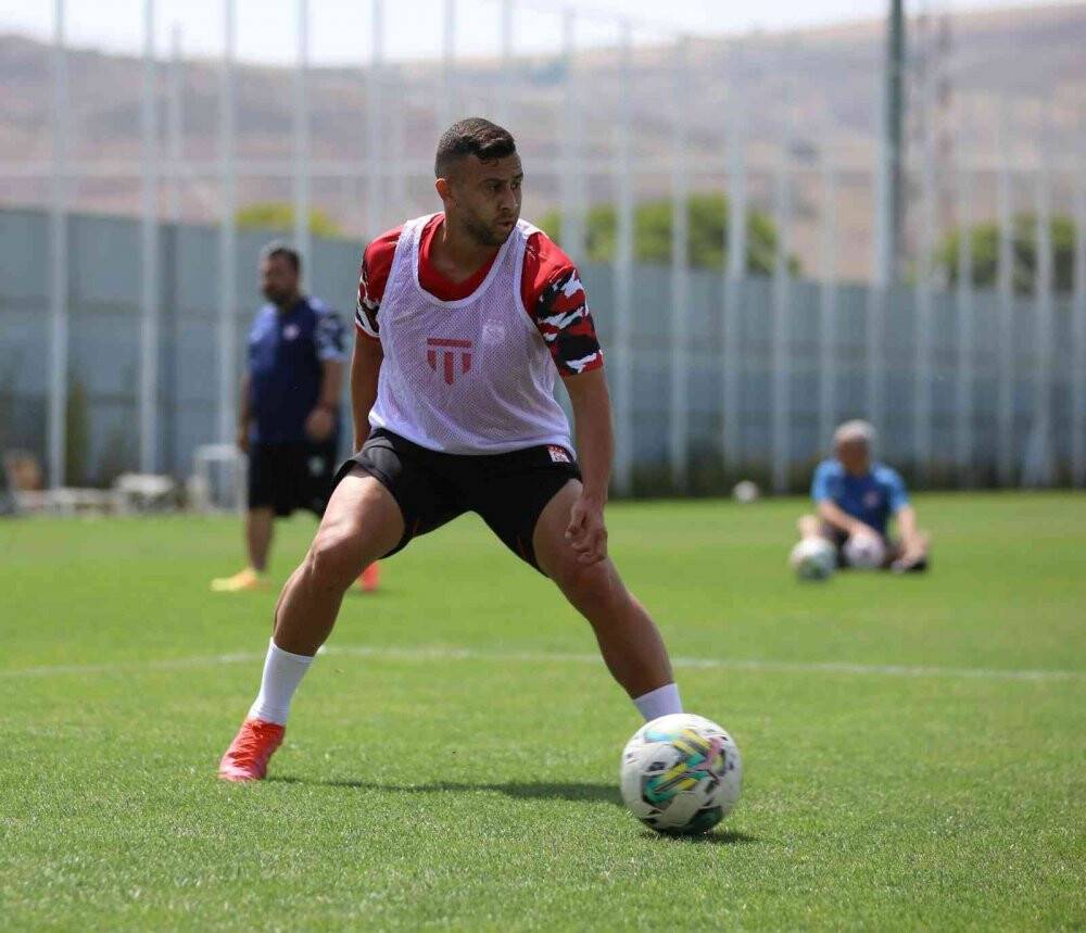 Sivasspor’un yeni transferi Dia Saba ilk idmanına çıktı