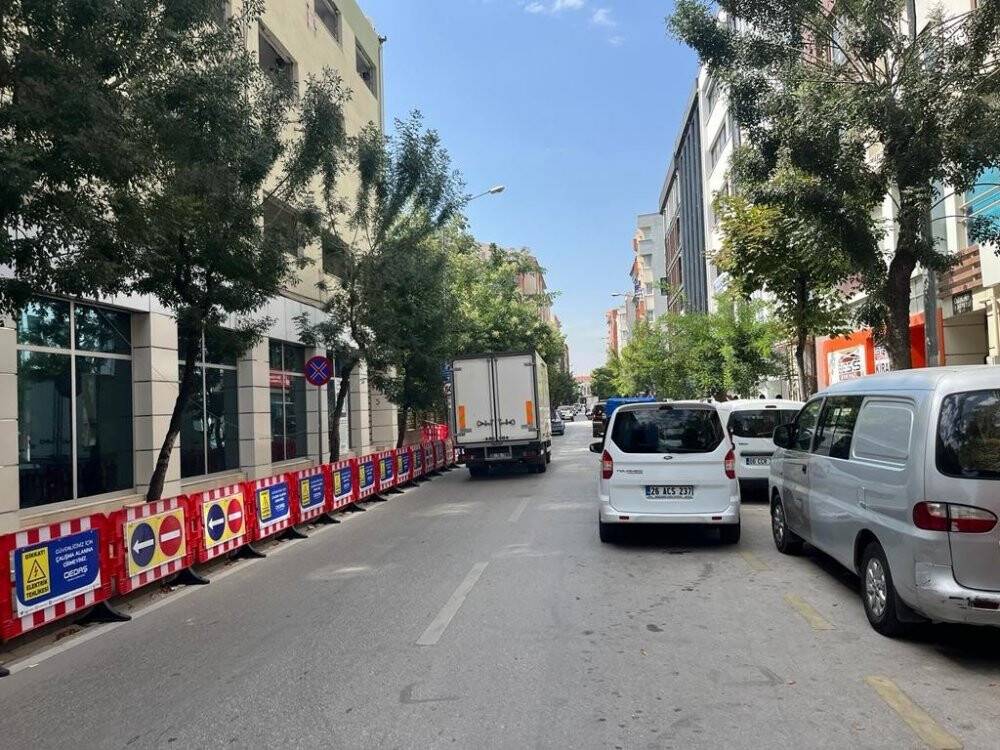 Üç şeritli caddede trafik tek şeritten akıyor