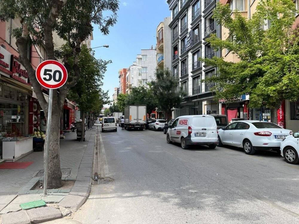 Üç şeritli caddede trafik tek şeritten akıyor