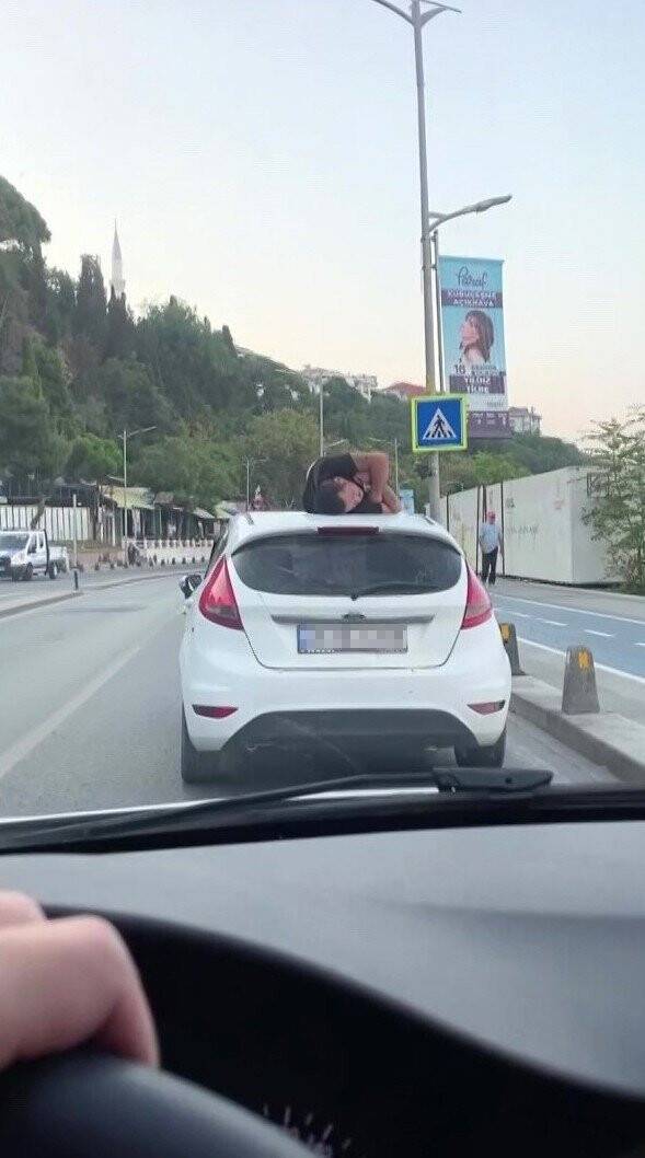 Üsküdar’da otomobil üstünde ilginç uyku