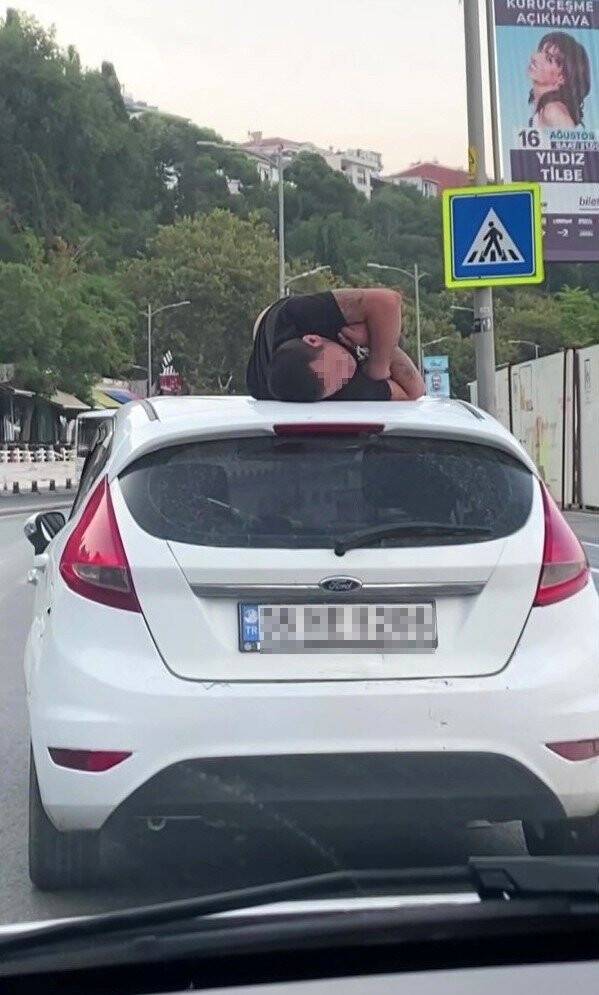 Üsküdar’da otomobil üstünde ilginç uyku
