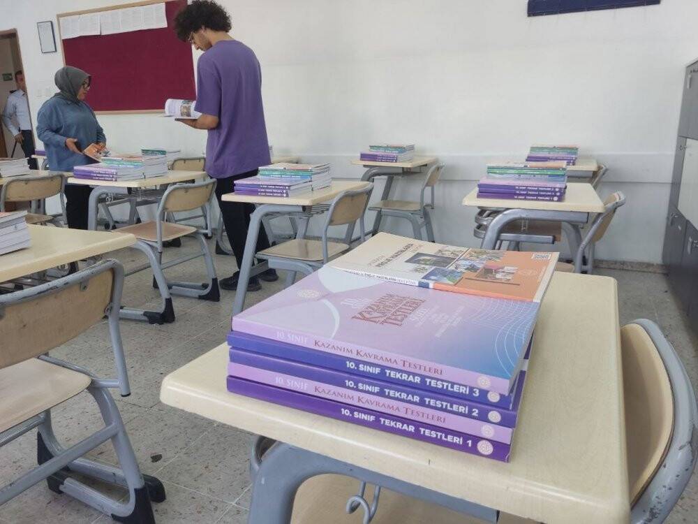 2022-2023 eğitim öğretim yılı için yardımcı kaynaklar okul sıralarına koyuldu