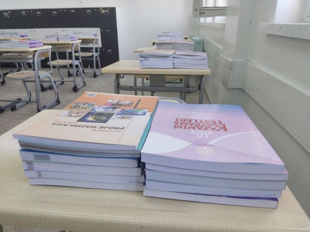 2022-2023 eğitim öğretim yılı için yardımcı kaynaklar okul sıralarına koyuldu