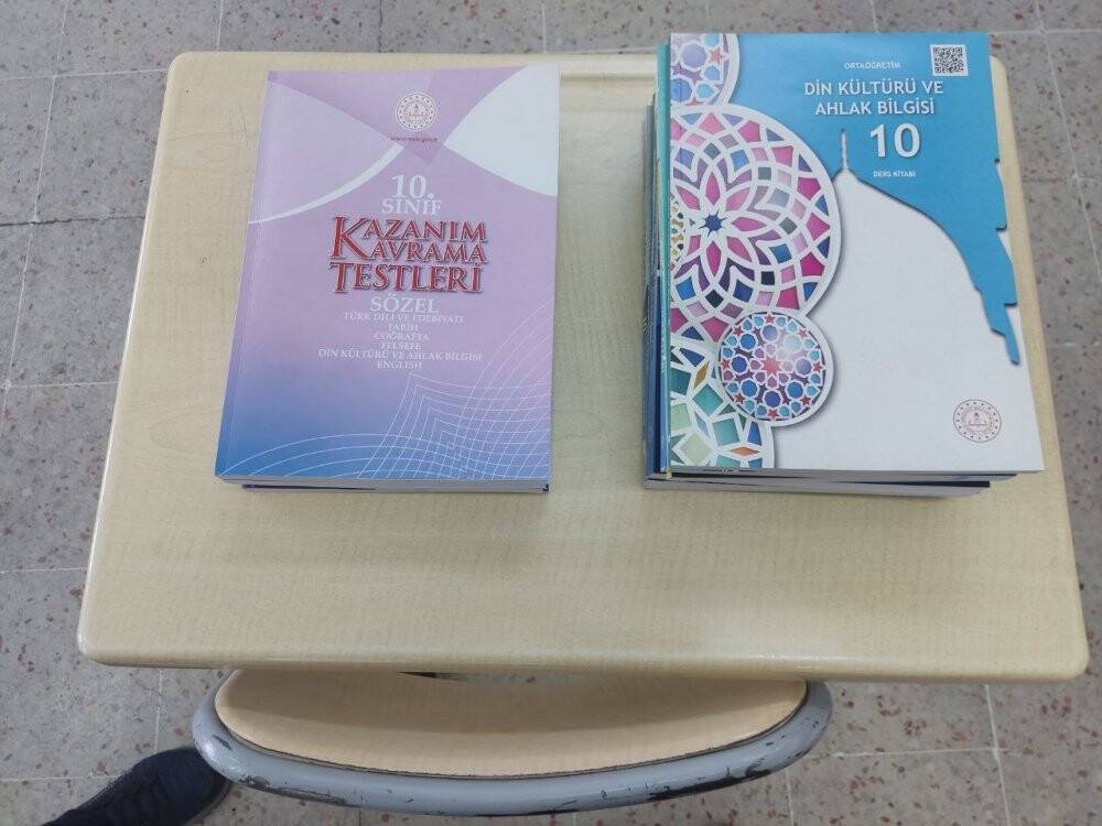 2022-2023 eğitim öğretim yılı için yardımcı kaynaklar okul sıralarına koyuldu