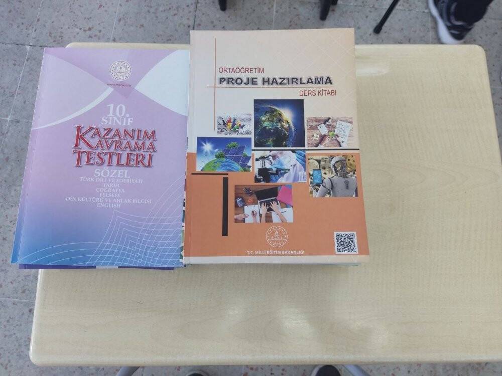 2022-2023 eğitim öğretim yılı için yardımcı kaynaklar okul sıralarına koyuldu